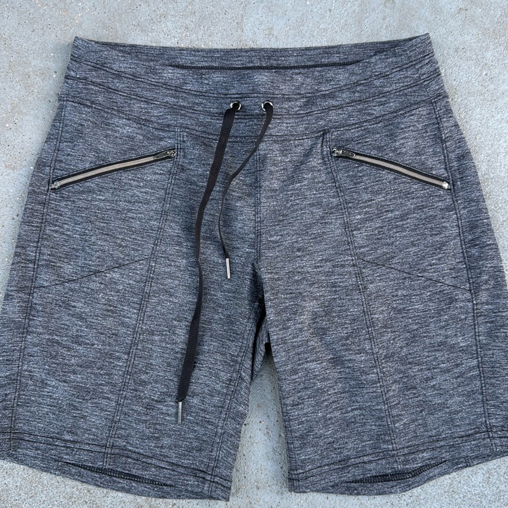 Women’s Athleta Shorts Drawstring Zipper Pockets Stretch Knit Size Small EUC
